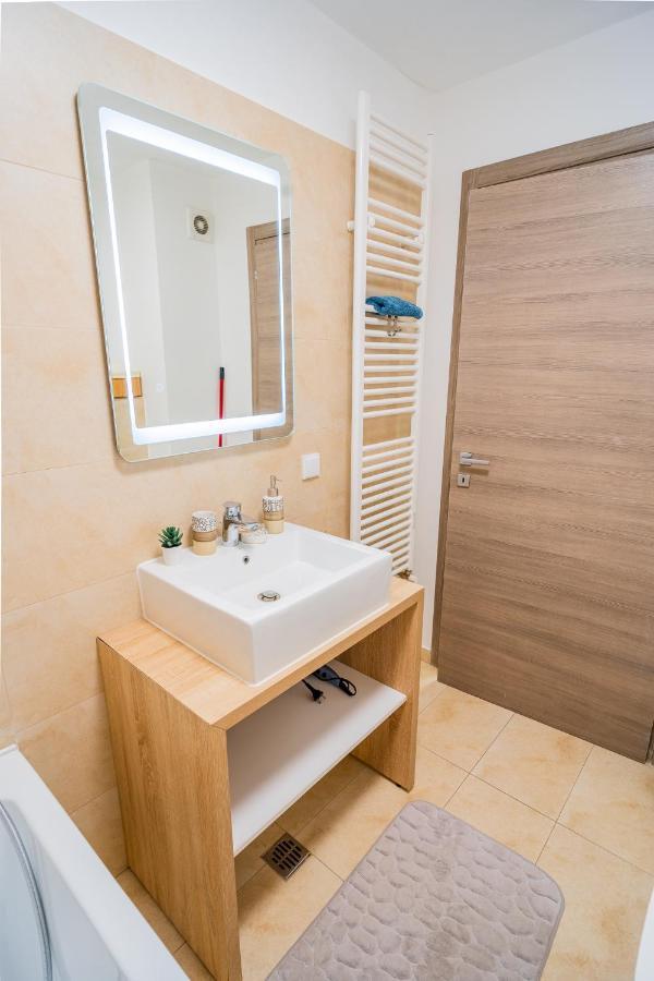 Queen Elizabeth - Ultracentral - Free Parking & Ac Apartment *